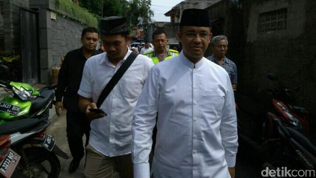  Anies Baswedan mengikuti pengajian bulanan majelis Arraudhotul Mahmoedah bersama ustaz Solmed, Sabtu (4/2/2017)