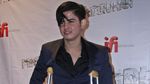 Pakai Tongkat, Aliando Tetep Ganteng Lho Girls!