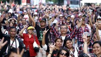 Pose kompak dua jari dari para pendukung Ahok-Djarot.
