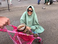 Foto: Momen Saat Dewi Sandra Menyapa & Selfie dengan Turis di Madinah