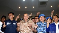 SBY saat berfoto bersama di Wisma Proklamasi.