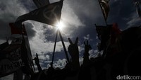 Sejumlah pendukung terus mengancungkan salam dua jari ke udara.