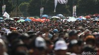 Ribuan pendukung terlihat memenuhi lokasi acara.
