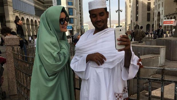 Baru Pulang ke Indonesia, Dewi Sandra Sudah Rindu Mekkah