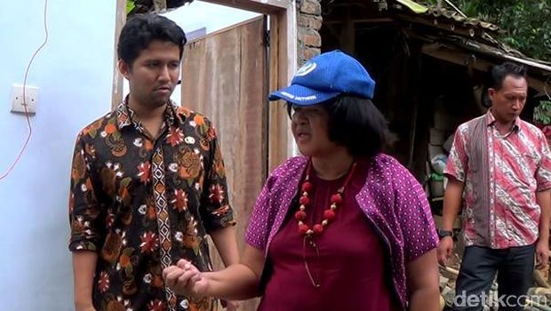  Tim ahli teknik sipil bersama Bupati Trenggalek, Emil Elestianto Dardak melakukan pengecekan lokasi yang mengalami retakan tanah di Trenggalek, Sabtu (4/2/2017)