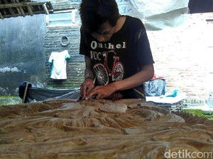 Manfaatkan Limbah, Perajin Asal Blitar Raup Untung Puluhan Juta