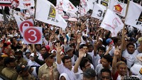 Para pendukung Anies-Sandi mengibarkan bendera PKS dan Gerindra.
