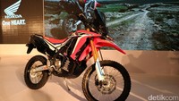 Motor 250cc ini hadir dengan dua tujuan, yakni memberikan pengendalian mudah saat melalui jalan perkotaan yang padat karena bobotnya yang ringan dan proporsi yang ramping sangat cocok, sementara itu suspensi, jarak terendah ke tanah dan ketinggian joknya mampu memberikan rasa nyaman saat berkendara di permukaan kasar dan trail. Motor ini akhirnya mampu menghadirkan pengalaman berkendara untuk semua pengendara.