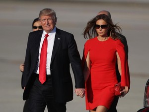 Melania Trump Tampil Perdana Pasca Inaugurasi dengan Gaun Merah