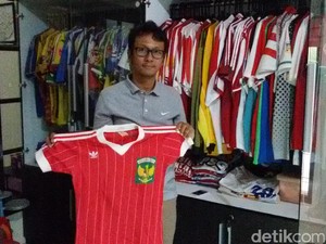 Cintai Sepakbola Nasional, Dosen UGM Ini Koleksi Jersey Klub Lokal dan Timnas