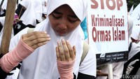 Massa Hizbut Tahrir Indonesia (HTI) berdoa bersama di sela aksi, Minggu (5/2/2017).