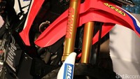 Suspensi 43 mm Inverted Front Fork Showa baru sama dengan panjang langkah 250mm, sama dengan kembarannya (CFR250L), namun ditambahkan 50mm. Ringan dan kaku, di satu sisi spring dengan sisi lainnya dilengkapi dengan kontrol peredam. Daya pegas dan peredam telah dioptimalkan sesuai dengan karakter CRF250RALLY untuk menjelajah jarak jauh. Wheel spindle depan berukuran 17mm (2mm lebih lebar diameternya) menghadirkan kekuatan dan pengendalian optimal.