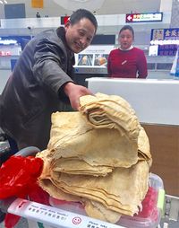 Pria Ini Berusaha Bawa 15 Kg Pancake Khas China Buatan Ibunya ke Pesawat