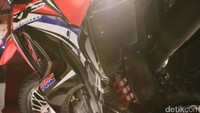 Model ini dilengkapi dengan Suspensi belakang Pro-Link dengan panjang langkah 265mm, 25mm lebih bila dibandingkan dengan CRF250L dan ditambah dengan rasio yang lebih panjang untuk menghadirkan kenyamanan berkendara. Peredam kejut Showa dengan pipa silinder tunggal berdiameter 40mm.