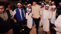 Agus Yudhoyono disambut oleh Al Habib Hasan bin Jafar bin Umar bin Jafar Assegaf saat tiba di lokasi pengajian. Pool/Timses Agus-Silvy.