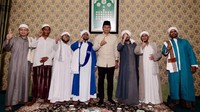 Agus Yudhoyono diterima langsung oleh Al Habib Hasan bin Jafar bin Umar bin Jafar Assegaf saat menghadiri pengajian Majelis Nurul Musthofa, Sabtu (4/2/2017) malam. Pool/Timses Agus-Silvy.