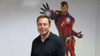 Kehebatan Iron Man pun juga tampak pada sosok Elon Musk yang kerap disebut sebagai Iron Man di kehidupan nyata. Foto: Internet