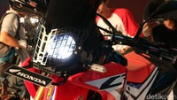 Ukuran lampu depan yang compact berbentuk asimetris dengan LED dilengkapi dengan lampu belakang, LED indikator dan dudukan plat nomor dapat dilepas. Panelmeter digital menampilkan speedometer, tachometer, fuel gauge dan jam.
