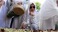 Ibunda Terry Putri, Tiny Yusrip dimakamkan. Tiny Yusrip meninggal dunia setelah menjalankan operasi jantung bypass. Pool/Palevi/detikFoto.