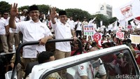 Anies dan Sandiaga menyapa pendukung sambil melampar senyuman, Minggu (5/2/2017).