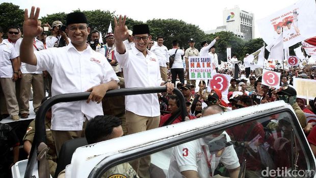 Cagub dan Cawagub DKI Anies Baswedan-Sandiaga Uno menggelar kampanye akbar terakhir di Lapangan Banteng, Jakarta Pusat, Minggu (5/2/2017). Kampanye itu dihadiri pendukung yang sebagian besar berasal dari kader PKS dan Partai Gerindra.