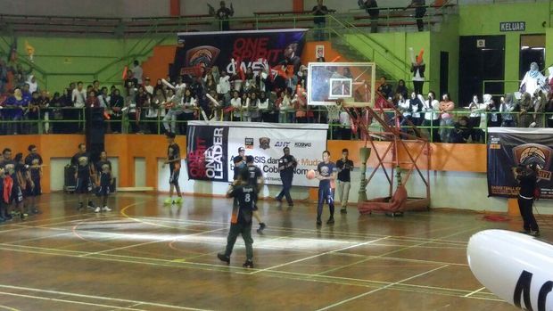 Aksi Agus Yudhoyono Main Basket di GOR Simprug