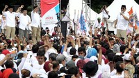 Prabowo berorasi di hadapan pendukung Anies-Sandi.