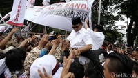 Prabowo menyapa pendukung Anies-Sandi dari atas mobil.