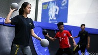 Sejumlah atlet sedang berlatih di Amped Trampolin Park, Kelapa Gading, Jakarta, Minggu (5/2/2017). Di Asia Tenggara, olahraga tersebut sudah ada di Malaysia, Singapura, Thailand dan Myanmar.