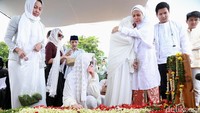 Suasana haru menyelimuti pemakaman ibunda Terry Putri. Pool/Palevi/detikFoto.
