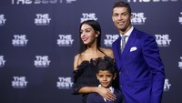Tentu kekasih Cristiano Ronaldo, Georgina Rodriguez mesti masuk di salah satu urutan depan. Model ini juga santer diisukan hamil belakangan ini. Foto: REUTERS/Arnd Wiegmann
