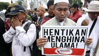 Selain bendera, massa juga membawa berbagai poster tuntutan.