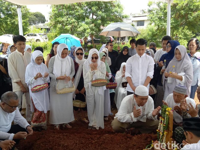 Tegarnya Terry Putri di Pemakaman Sang Bunda