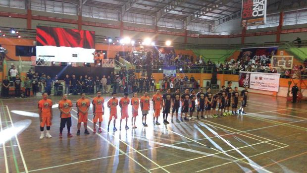 Aksi Agus Yudhoyono Main Basket di GOR Simprug