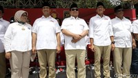 Selain jajaran petinggi parpol Gerindra dan PKS, kampanye akbar juga dihadiri istri Anies Baswedan, Fery Farhati Ganis (kiri).