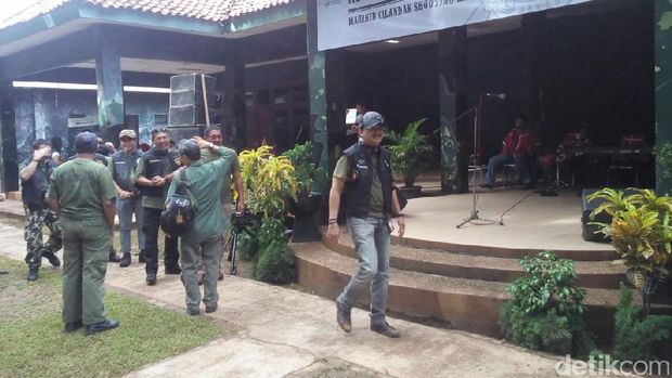 Direktur Utama Bursa Efek Indonesia (BEI) Tito Sulistio di Lapangan Tembak Senapan Marinir,