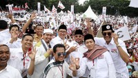 Aboebakar Alhabsyi, Fadli Zon, dan Ustaz Solmed juga hadir dalam kampanye tersebut. Mereka sempat foto bersama dengan latar belakang pendukung Anies-Sandi.
