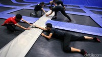 Dodgeball adalah olahraga yang dimainkan dengan trampolin. Pertandingan digelar selama empat babak. Setiap babak berdurasi tiga menit.