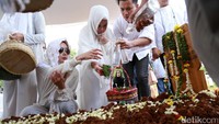 Terry menaburkan bunga di atas pusara ibundanya.