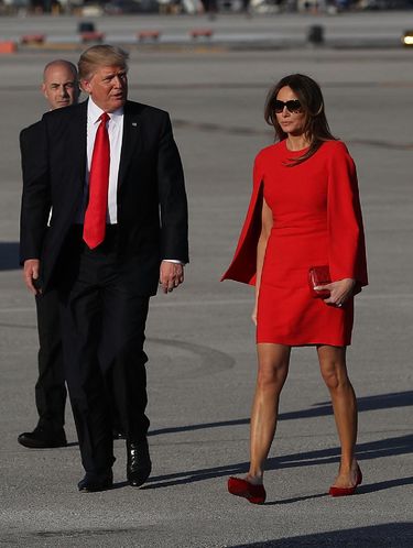 2 Kali Tolak Gandengan, Ada Apa dengan Donald Trump dan Melania?