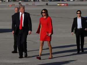 Melania Trump Tampil Menggoda dengan Dress Merah