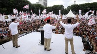(Ki-ka) Anies Baswedan, Prabowo Subianto, dan Sandiaga Uno menyapa pendukung dari atas panggung.