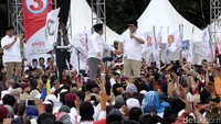 Selain Ketum Gerindra Prabowo Subianto, kampanye akbar juga dihadiri Presiden PKS Sohibul Iman. Kedua pimpinan parpol pengusung Anies-Sandi itu kompak menyapa pendukung.