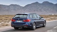 Sebagai model wagon, kapasitas bagasi BMW Seri 5 Touring ini lebih besar. Bagasi mobil ini memiliki volume 570 liter.