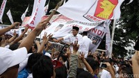 Kotak persegi warna putih melambangkan kesucian dan keikhlasan, di tengahnya ada kepala garuda menoleh ke kanan sebagai perlambang keberanian dalam bersikap dan bertindak. Ada 17 sisik di leher, jengger dan jambul dihitung delapan, bulu telinga ada empat, bingkai kepala berbentuk persegi lima warna merah, artinya adalah 17 Agustus 1945. (Hasan Al Habshy/detikcom)