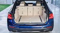Semua varian BMW Seri 5 Touring dibekali suspensi udara di belakang dengan automatic self-leveling. Dengan biaya tambahan, Anda bisa mendapatkan suspensi M Sport, dynamic damper, sistem Adaptive Drive dengan active roll stabilization dan sistem Integral Active Steering.