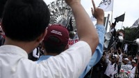Perwakilan massa berorasi di atas mobil komando.