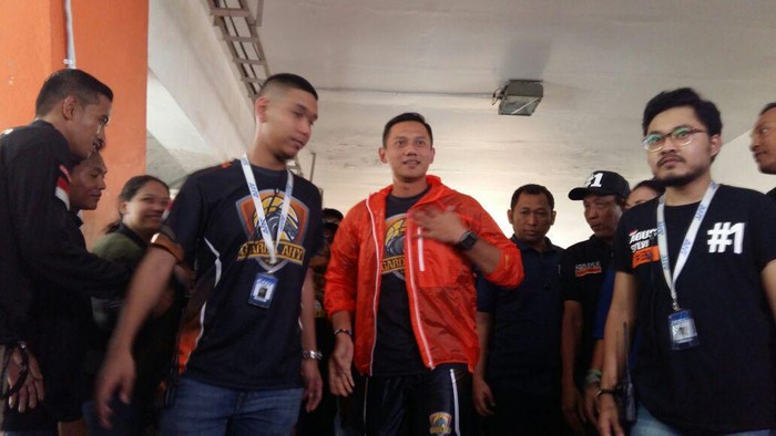 Aksi Agus Yudhoyono Main Basket di GOR Simprug