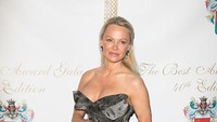 Pamela Anderson di tahun 1999 memutuskan untuk menghilangkan implan dadanya agar terlihat lebih alami. Ukurannya pun berubah dari 34D ke 34C, dikutip dari Health. Foto: Dok. Getty Images