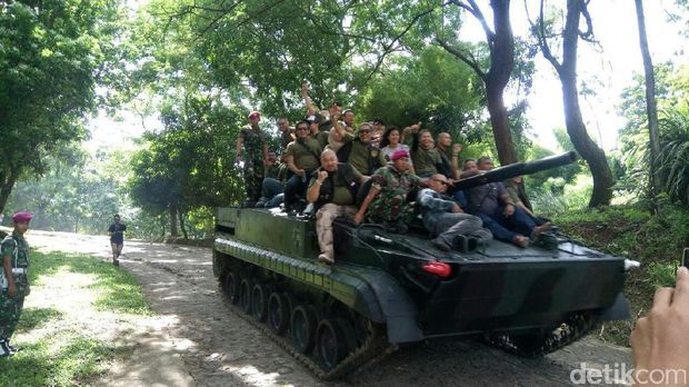 Direktur Utama Bursa Efek Indonesia (BEI) Tito Sulistio di Lapangan Tembak Senapan Marinir,